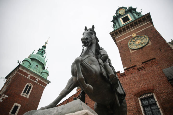 Sygnet, monety i fragment wieży – kolejne odkrycia na Wawelu