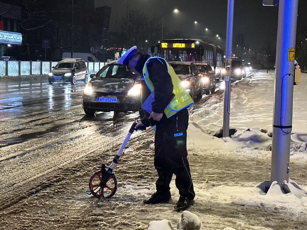 Karetka huknęła w autobus, a później w fotoradar. Dwie osoby w szpitalu, w tym dziecko