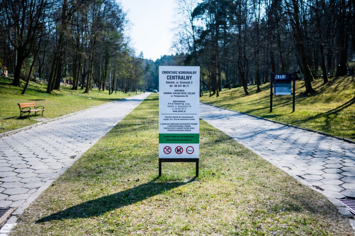 Koronawirus w Trójmieście. Zamiast po parku, plaży czy lesie ludzie spacerują po cmentarzach
