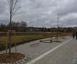 Nowy park w Olsztynie. Są ławeczki, miejsca do grillowania, plac zabaw [ZDJĘCIA]