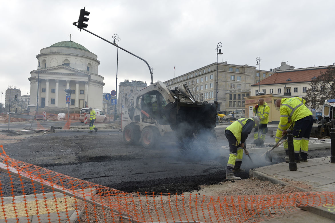 Plac podzielił warszawiaków! Drogie drzewa, usuwanie parkingów i chaotyczna organizacja ruchu to dopiero początek!
