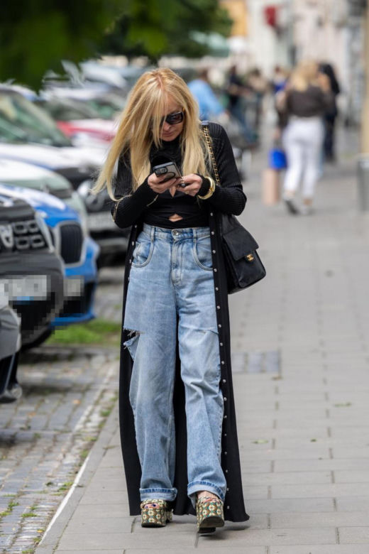 Monika Olejnik w butach Miu Miu za krocie i porwanych dżinsach! Ta stylizacja szokuje