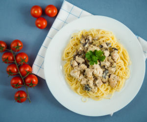 Aksamitne spaghetti z sosem z pieczonego kurczaka - oszczędne i pyszne danie dla rodziny