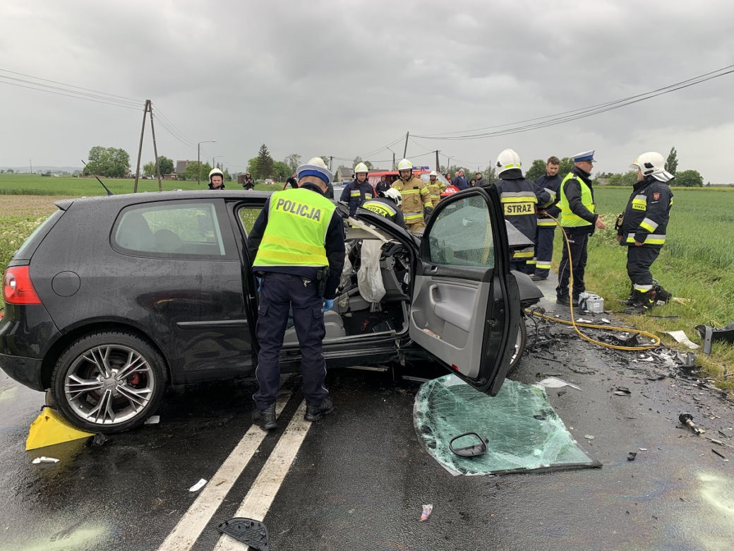 Koszmarny wypadek w Łankowicach koło Kcyni. Kierowca nie żyje, trzy kobiety w szpitalach