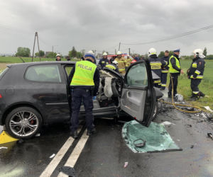 Koszmarny wypadek w Łankowicach koło Kcyni. Kierowca nie żyje, trzy kobiety w szpitalach