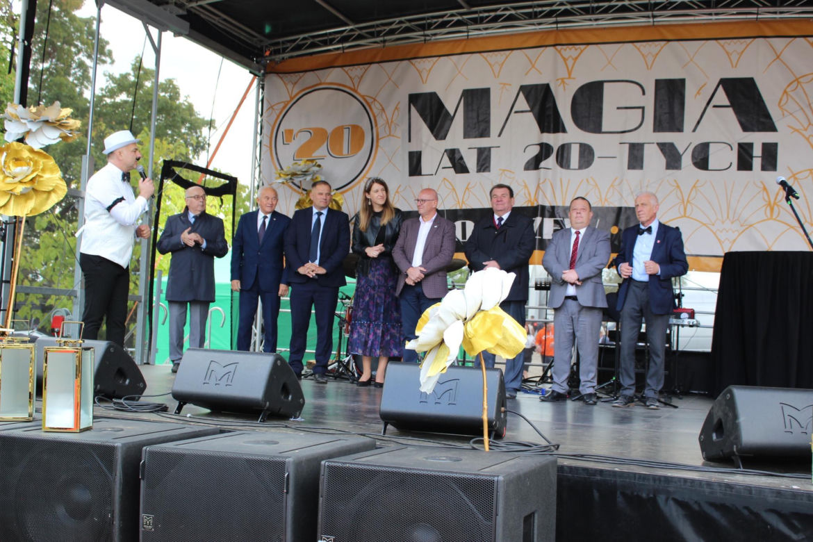 Było spotkanie z modą, muzyką i samochodami z lat 20. w Korczewie. Za nami impreza „Magia lat 20-tych” 2025