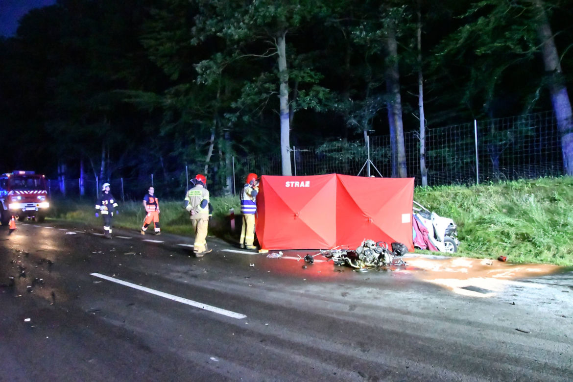 Koszmarny wypadek na DK3. Auto odbijało się od TIR-ów jak resorak. Kierowca zmasakrowany