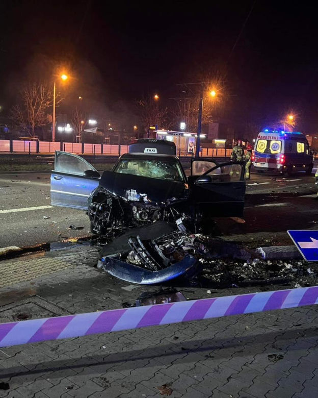 Kraków. Kraksa osobówek w Nowej Hucie. Auto staranowało słup