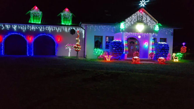 Magia Świąt w Świętokrzyskiem. Gdzie szukać najpiękniej oświetlonych domów? Rzepin i gmina Pawłów skradły show!