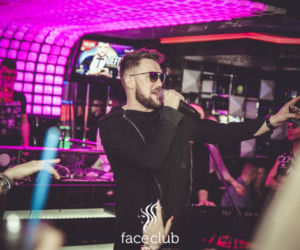 Defis w Face Club. Zdjęcia fanów z wokalistą