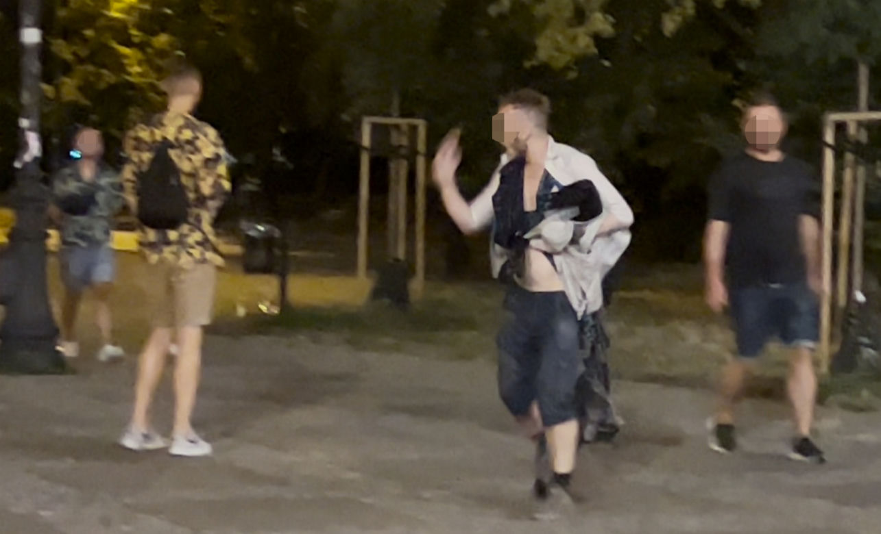 Biegał nago, groził śmiercią i zaatakował przechodniów. Dantejskie sceny pod Pałacem Kultury 
