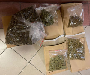 Małżeństwo z Pragi zatrzymane. W mieszkaniu 7 kg narkotyków. Mieli repliki broni i mundury