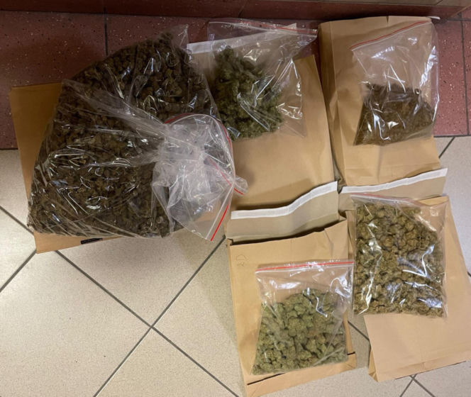 Małżeństwo z Pragi zatrzymane. W mieszkaniu 7 kg narkotyków. Mieli repliki broni i mundury