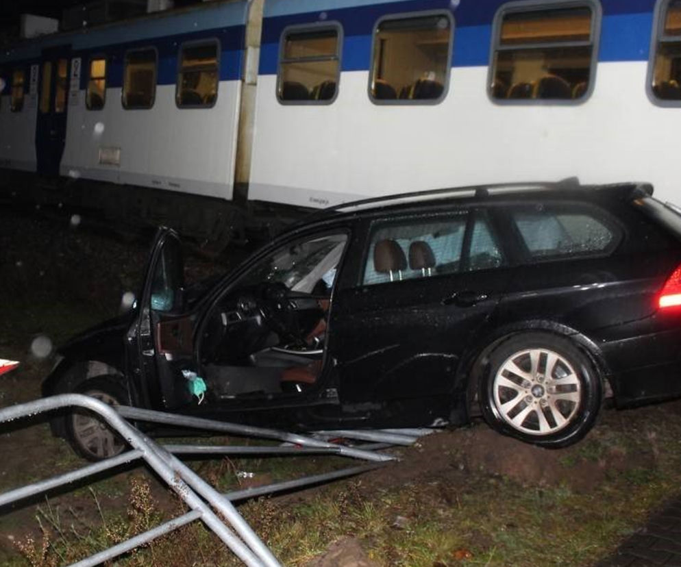 Pociąg staranował osobówkę! 25-latek olał przepisy. Horror w Dęblinie