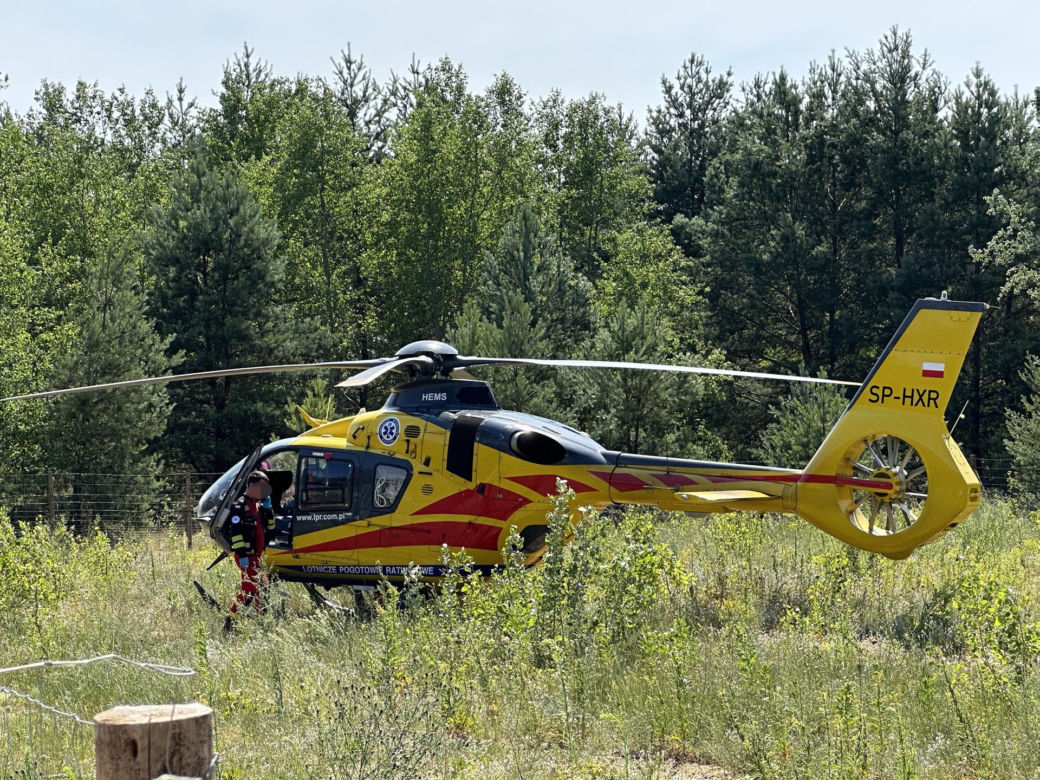 Mężczyzna wciągnięty przez śmieciarkę. Rannego przetransportowano do szpitala w Warszawie