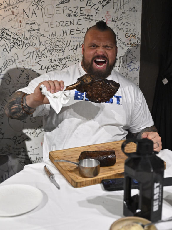 Eddie Hall zjadł przed walką z Pudzianowskim ogromnego steka. Pożre też "Pudziana"?