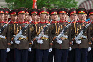 Sojusz za miliardy dolarów. Korea Północna liczy zyski z wojny, wysyłając broń i żołnierzy do Rosji