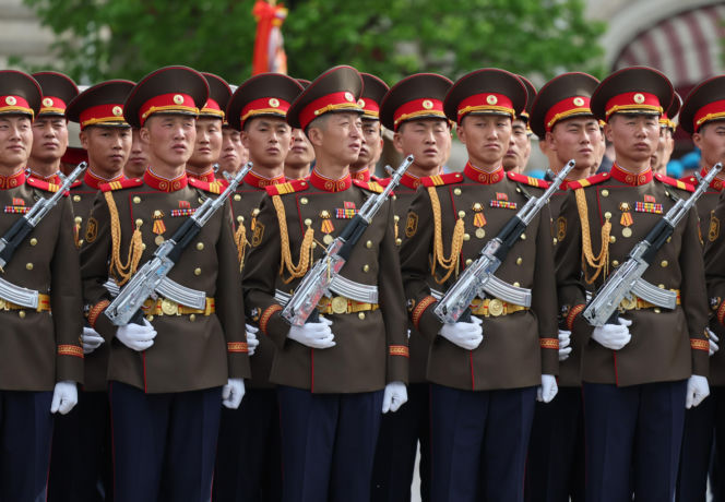Sojusz za miliardy dolarów. Korea Północna liczy zyski z wojny, wysyłając broń i żołnierzy do Rosji
