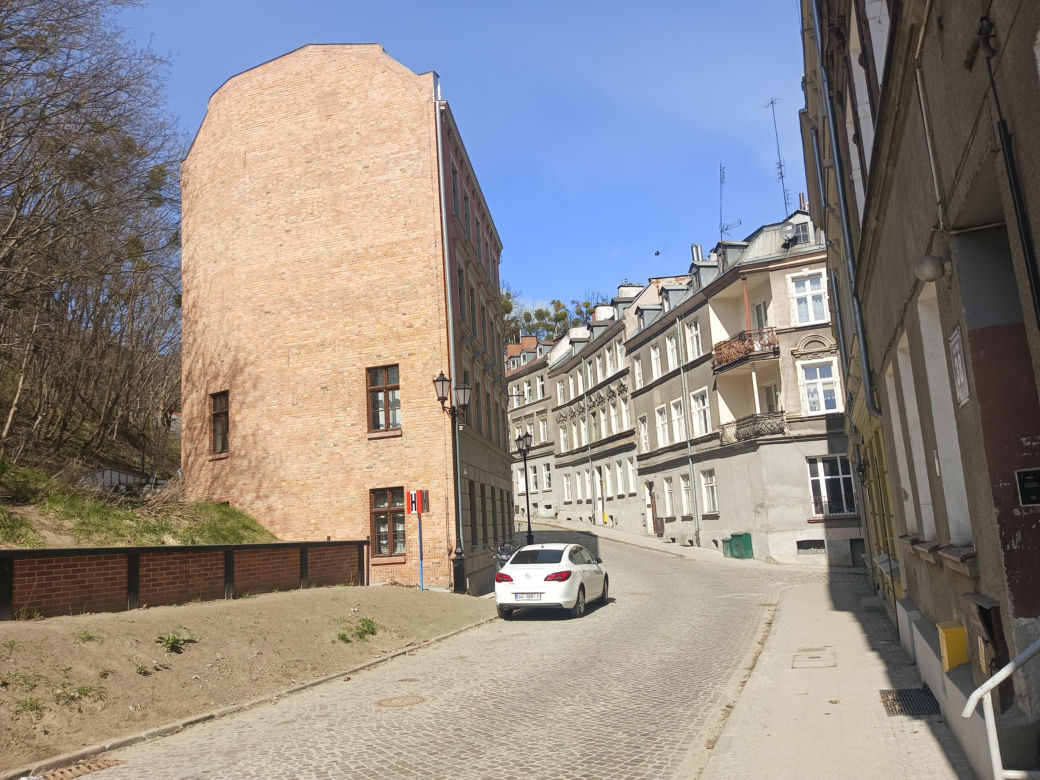 Tak zmieniła się Biskupia Górka. Zrewitalizowano kamienice. Zdjęcia przed i po 
