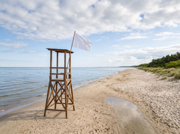 Sinice Ustronie Morskie. Czy w Ustroniu Morskim można się kąpać 04.08? Flaga, warunki pogodowe