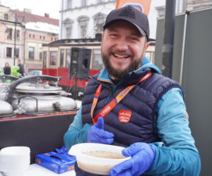 34. Finał WOŚP. Dziennikarze Radia ESKA rozgrzewają Tarnów pysznym żurkiem!