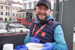 34. Finał WOŚP. Dziennikarze Radia ESKA rozgrzewają Tarnów pysznym żurkiem!