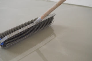 Wylewki samopoziomujące – rodzaje, właściwości i techniki wykonania