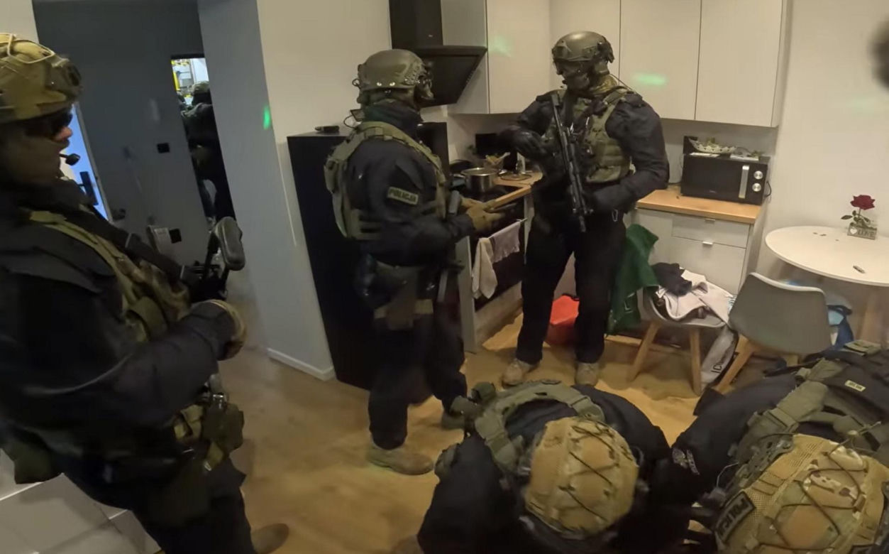 Strzelanina w Bydgoszczy, mężczyzna z raną brzucha. Policjanci weszli do sprawcy o 6.15! Jest NAGRANIE