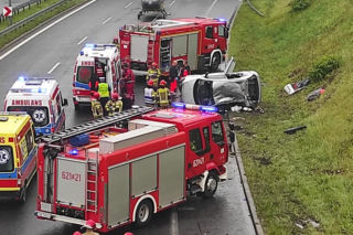 Śląskie: Potężny wypadek na zakręcie mistrzów. Samochód dachował na łuku drogi. Lądował helikopter LPR