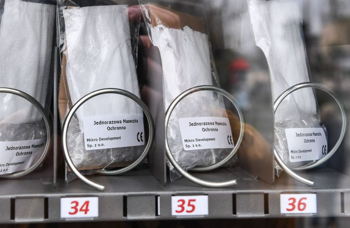 W Toruniu uruchomiono pierwsze maseczkomaty