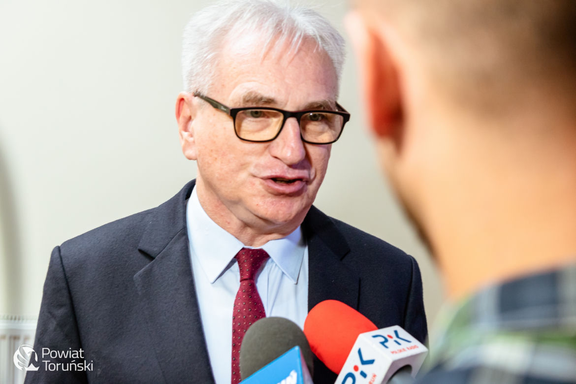 „Niech połączy nas hymn” - piękna, kolorowa premiera w siedzibie Starostwa Powiatowego