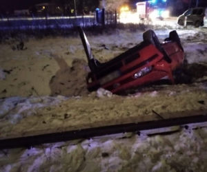 Płońsk. POTĘŻNE zderzenie volkswagena z szynobusem! Auto wylądowało na dachu [ZDJĘCIA]