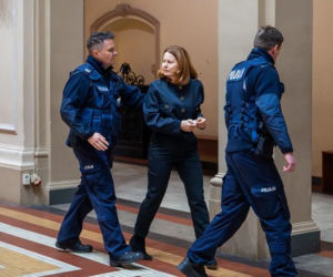 Pierwsza miłość, odcinek 4157: Fani opłakują Mateusza. Marta jako jedyna wie, że urna jest pusta