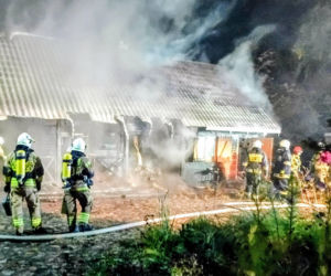 Drewniany budynek płonął jak pochodnia! Dramatyczna akcja strażaków [ZDJĘCIA]