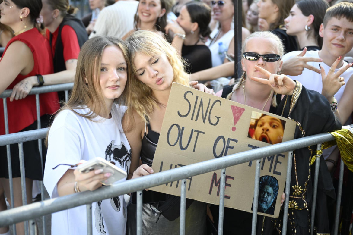 Fani w upale czekają na koncert The Weeknd. Tłumy w Warszawie