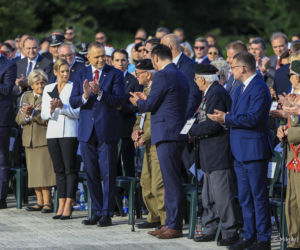 Prezydent RP Karol Nawrocki i pierwsza dama Marta Nawrocka podczas polowej mszy świętej na Polskim Cmentarzu Wojennym pod Monte Cassino
