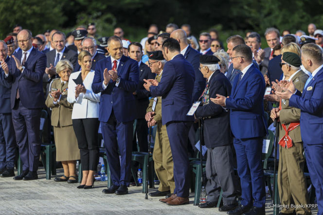 Prezydent RP Karol Nawrocki i pierwsza dama Marta Nawrocka podczas polowej mszy świętej na Polskim Cmentarzu Wojennym pod Monte Cassino