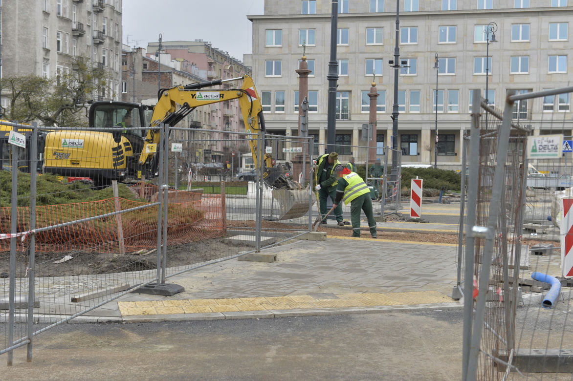 Plac podzielił warszawiaków! Drogie drzewa, usuwanie parkingów i chaotyczna organizacja ruchu to dopiero początek!
