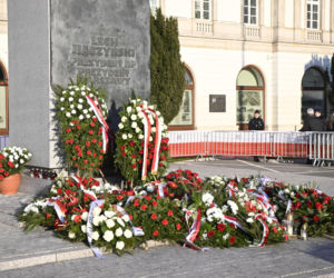 Piotr Gliński składa kwiaty w rocznicę katastrofy smoleńskiej