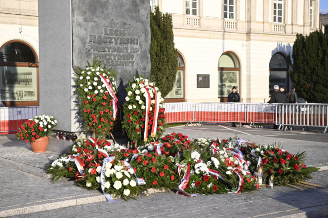 Piotr Gliński składa kwiaty w rocznicę katastrofy smoleńskiej