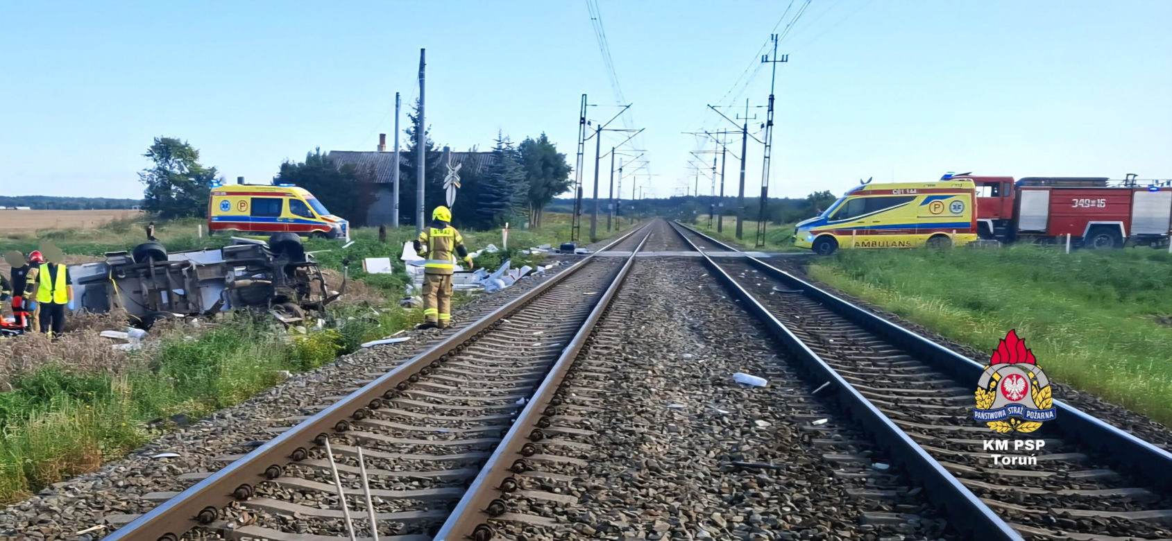 Gronówka. Śmiertelny wypadek na przejeździe kolejowym. Zderzenie kampera z pociągiem osobowym [ZDJĘCIA].