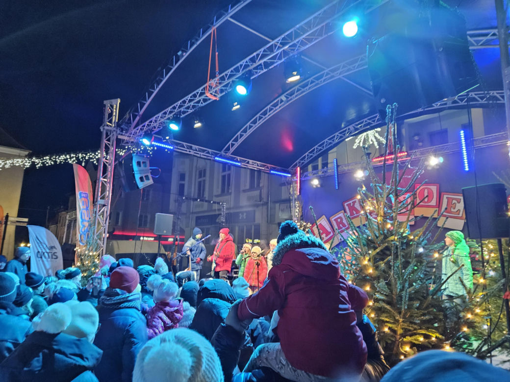 Jarmark Świąteczny w Biskupcu. Na scenie wystąpił zespół Arka Noego [ZDJĘCIA]