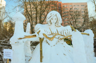 Wyjątkowe śniegowe rzeźby pojawiły się w Warszawie. Wśród nich Roszpunka