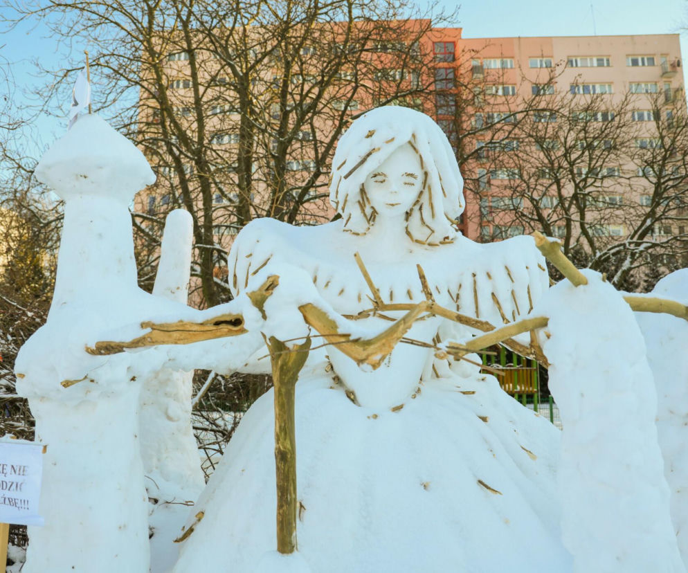 Wyjątkowe śniegowe rzeźby pojawiły się w Warszawie. Wśród nich Roszpunka