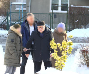 Lech Wałęsa rozdaje autografy