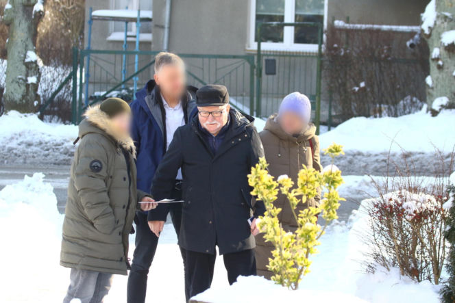 Lech Wałęsa rozdaje autografy