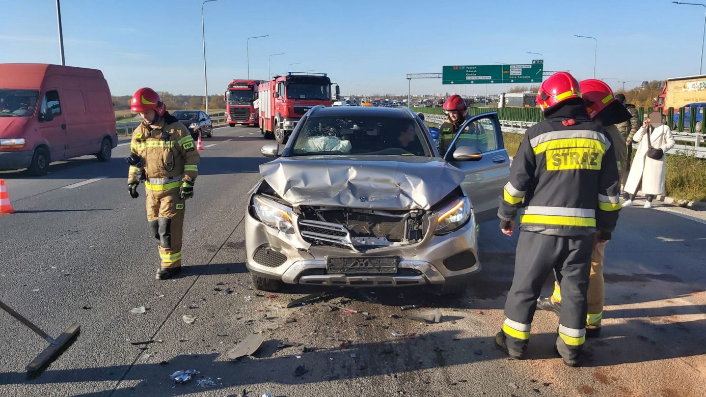 Wypadek na S2 w Warszawie. Trzy rozbite auta i ranne dziecko