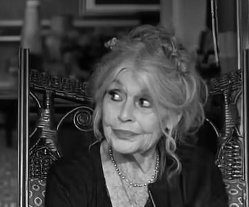 Portret Brigitte Bardot, francuskiej aktorki i ikony kina, w zaawansowanym wieku. Widoczna z charakterystyczną fryzurą i naszyjnikiem. Więcej o jej życiu i walce z chorobą można przeczytać na portalu Poradnik Zdrowie.