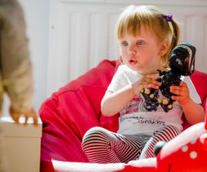 Dziecko nie chce się dzielić zabawkami? Wyjaśniamy, jak mądrze uczyć malucha empatii bez zmuszania