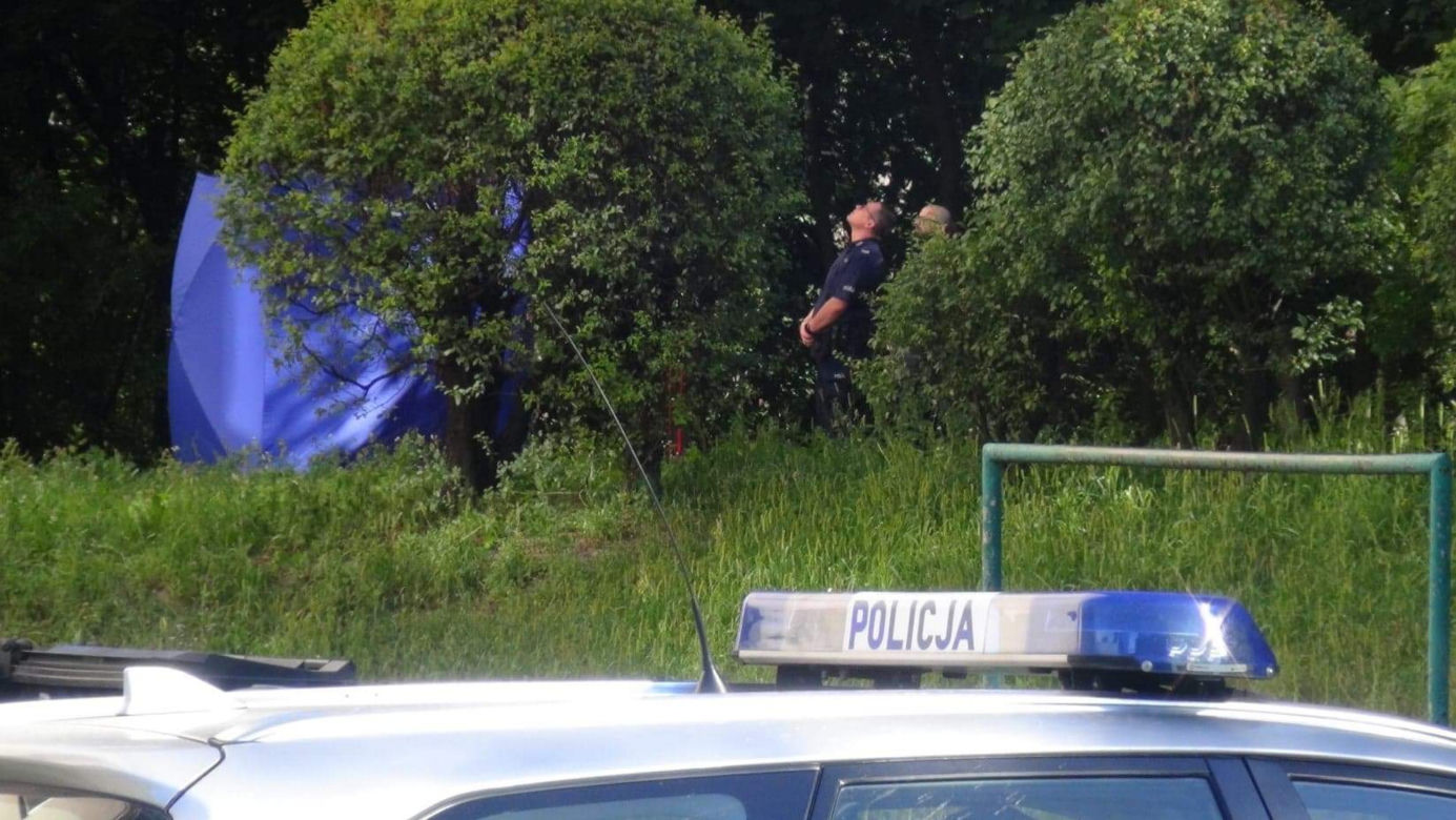 Tragedia na Bemowie. Leżała na trawniku, ktoś wezwał pomoc. Kobieta spadła z 9 piętra